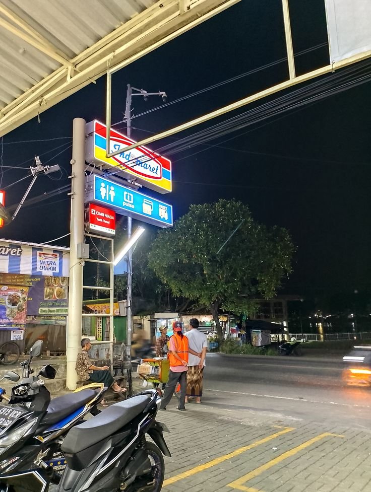Carlyesteh12's tweet photo. Kenapa baru tau skrg!
Ternyata semua indomaret itu di bangun di sebelah kiri jalan https://t.co/qf8aTPe7Q4