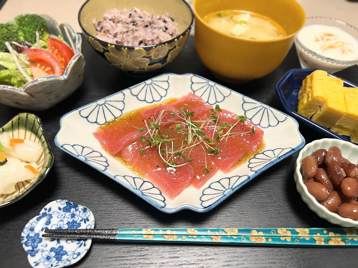 nyoehoara's tweet photo. 🐟いつもいいねありがとうございます🐟
(  ･᷄-･᷅ )
今日はなんだか胃がもたれていたので、あまり重くない物を少しずつ…
＊今日の夕食
🍀マグロのカルパッチョ
🍀金時豆🍀生湯葉🍀卵焼き
🍀サラダ🍀あと引き大根
🍀雑穀米🍀お味噌汁
#おうちごはん #夜ごはん #料理記録 #ねこ好き https://t.co/09LOTm6bQF