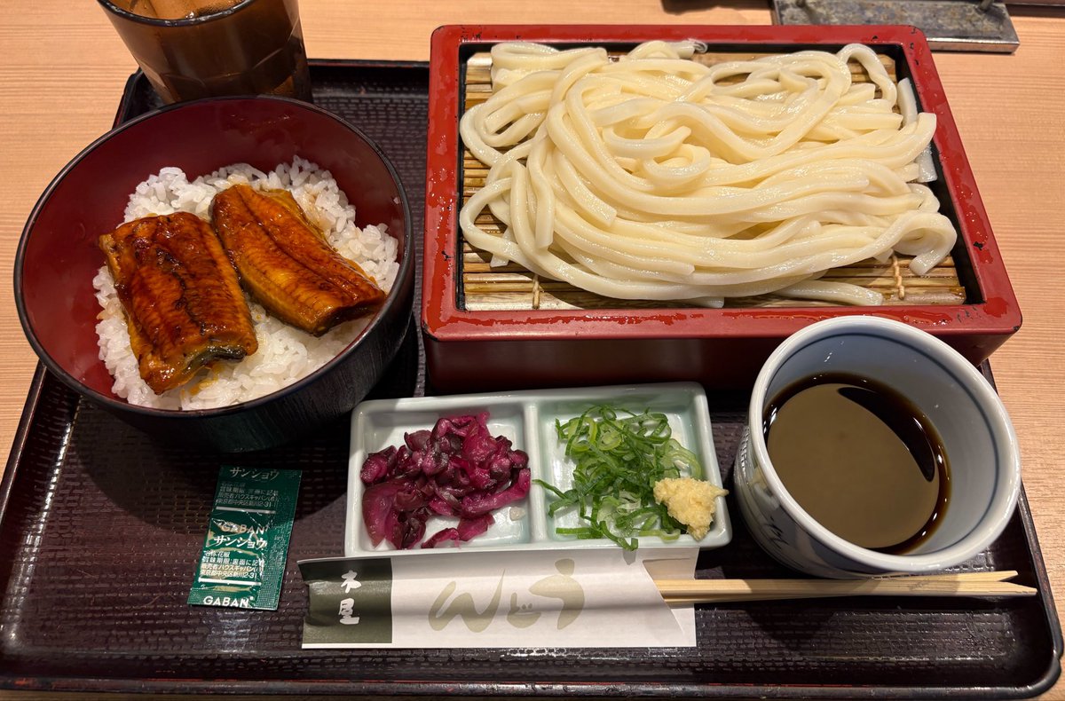 atised90's tweet photo. 11月末期限の株主優待券が残っているから余裕を持って今月のうちに上手に使いきろうと頑張っています

フジオフード系列のお店は近くにないからちょっと苦労していて

あとはコシダカも使わなきゃ

写真はクリレスさん系列のお店でいただいたうどんセット https://t.co/AoIUOEc8dF