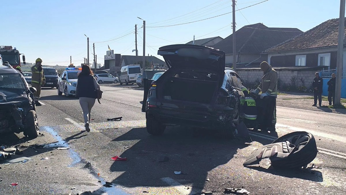 MoldovaAcum's tweet photo. 🚨 ULTIMA ORĂ | Accident grav pe traseul Chișinău–Orhei–Bălți, lângă Peresecina. Trei mașini s-au ciocnit, iar patru persoane au fost transportate la spital. Poliția investighează cazul. #Moldova #BreakingNews https://t.co/GFF5LSmrOx