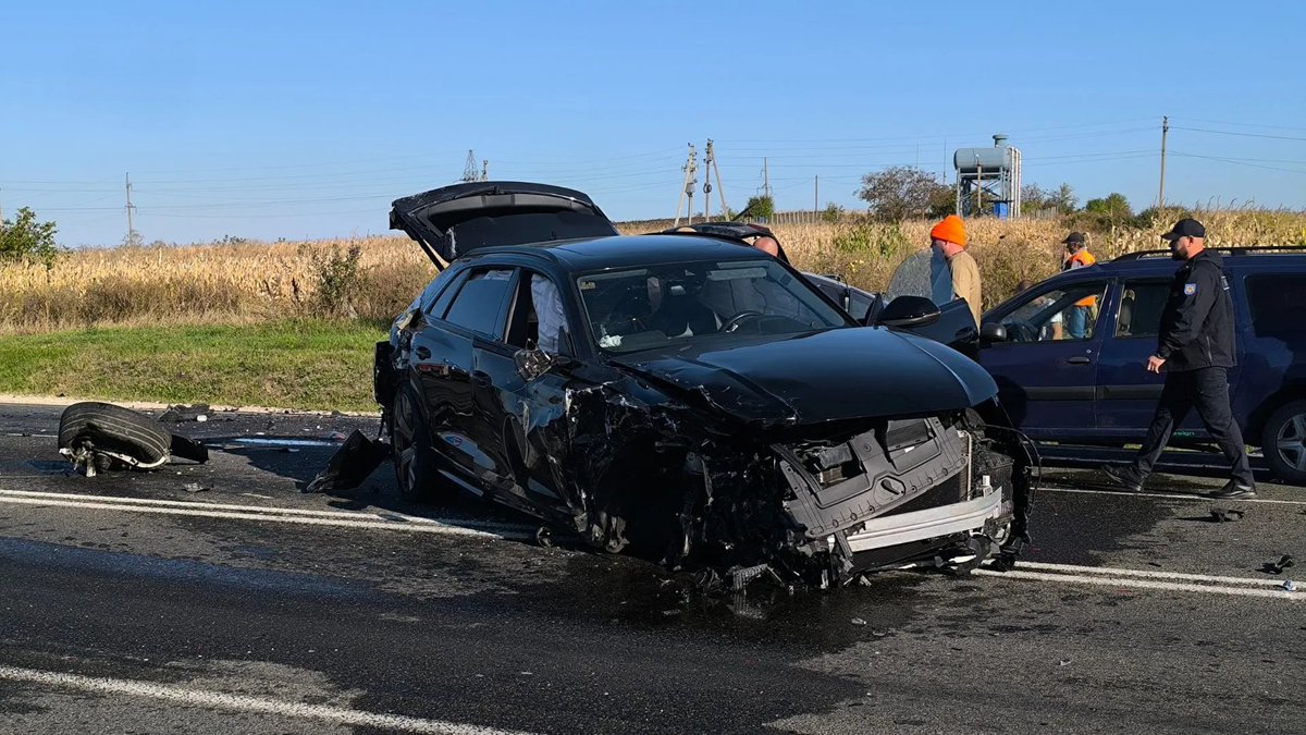 MoldovaAcum's tweet photo. 🚨 ULTIMA ORĂ | Accident grav pe traseul Chișinău–Orhei–Bălți, lângă Peresecina. Trei mașini s-au ciocnit, iar patru persoane au fost transportate la spital. Poliția investighează cazul. #Moldova #BreakingNews https://t.co/GFF5LSmrOx