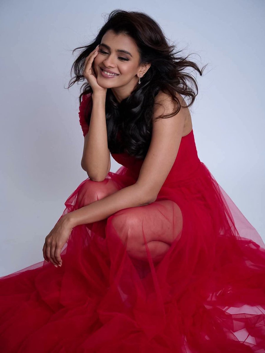 GlamQueensHQ's tweet photo. ❤️ Red-hot elegance, effortlessly served by Hebah Patel! ✨🔥
#HebahPatel #GlamQueens #Tollywood #IndianActress #RedDress #Glamour #ActressStyle #CelebrityStyle #FashionGoals #SouthIndianActress #StyleIcon #Beauty #IndianCinema #Stunning #Fashion https://t.co/2QusOqMOEP