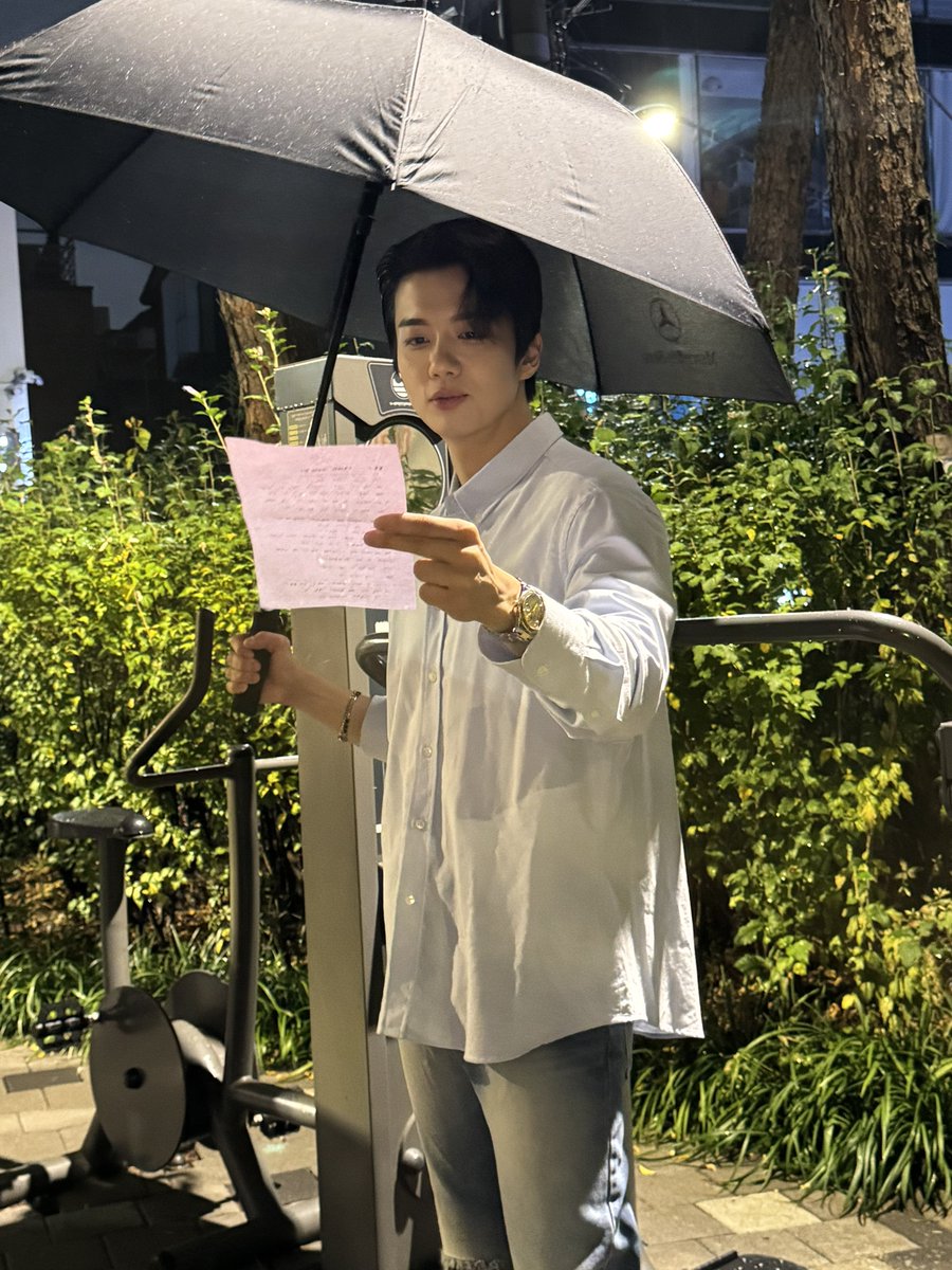lumi_yam's tweet photo. 벤츠 우산 쓰고 온 벤츠남 ㄷㄷ https://t.co/e0ifS80NLY