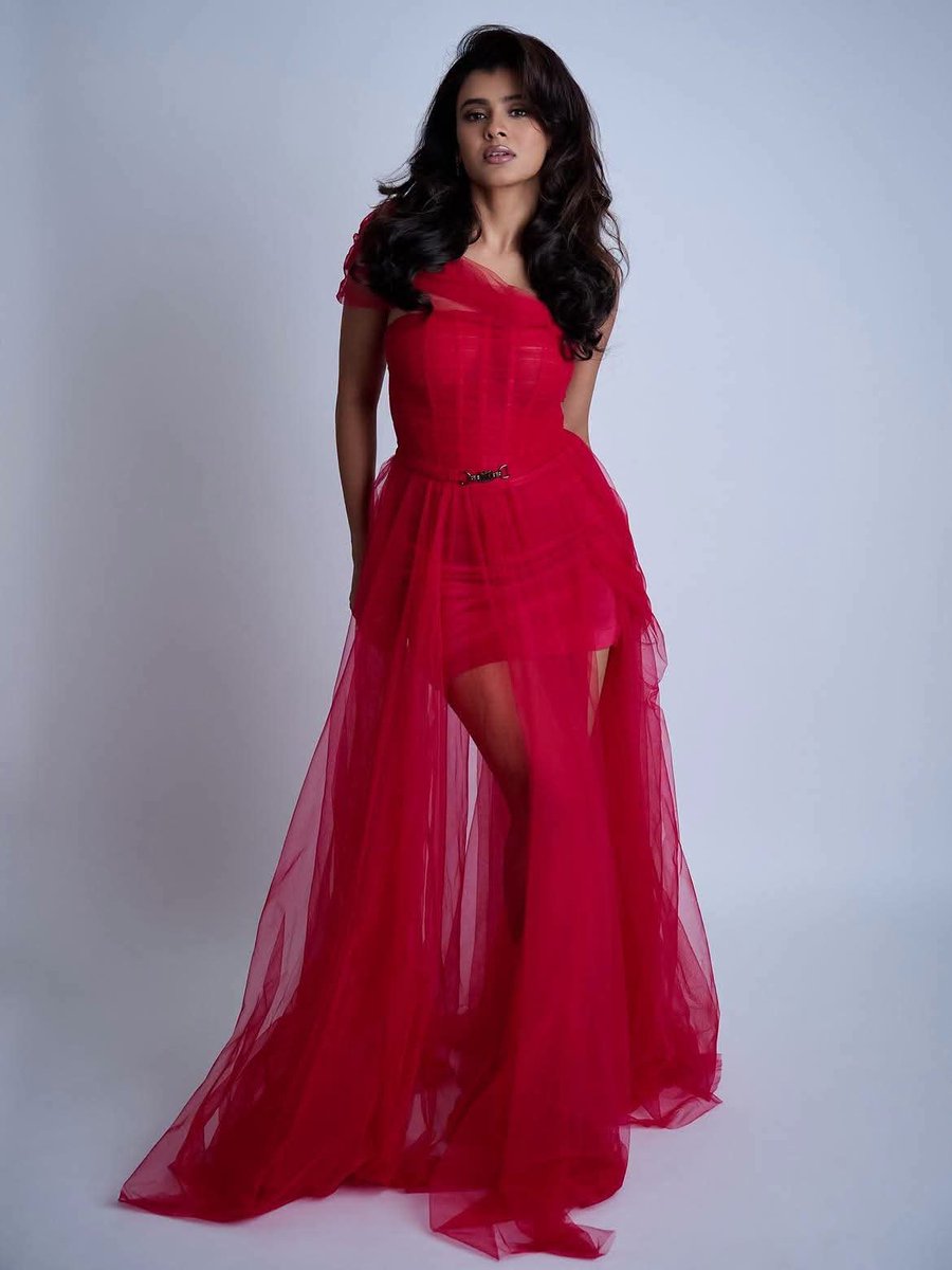 GlamQueensHQ's tweet photo. ❤️ Red-hot elegance, effortlessly served by Hebah Patel! ✨🔥
#HebahPatel #GlamQueens #Tollywood #IndianActress #RedDress #Glamour #ActressStyle #CelebrityStyle #FashionGoals #SouthIndianActress #StyleIcon #Beauty #IndianCinema #Stunning #Fashion https://t.co/2QusOqMOEP