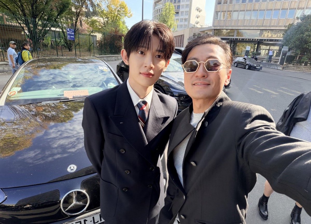 Siwoo11oo's tweet photo. 국제 무대 속 박시우, 파리 랑방 쇼에서 차분한 매력으로 전 세계의 시선을 사로잡았다

PARK SIWOO AT VALENTINO PFWSS27

#PARKSIWOOxVALENTINO
#VALENTINOPFWSS27
#PARKSIWOO https://t.co/x3P1LaReF5