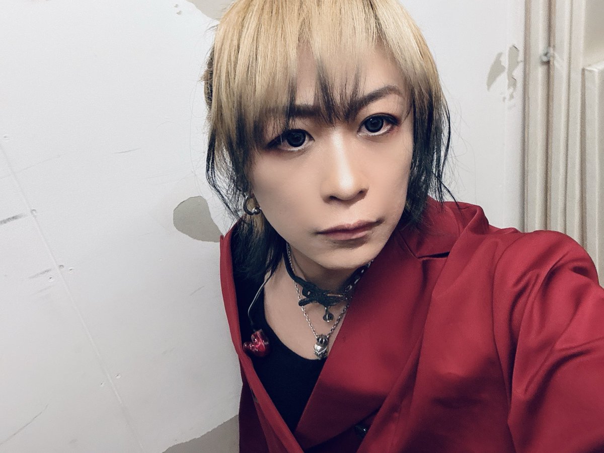 DuelNatsuki's tweet photo. PENICILLIN 千聖 Birthday LIVE「ROCK×ROCK -Queen X-」
DOLLの皆様、２日間ありがとうございました！

とてもハッピーハッピーな空間でとても楽しんで演奏できました！！

好きな曲たくさん弾けたし自分がメンバーさんと演奏してることに鳥肌立った曲もある！！し！

ライブ中にHAKUEIさんに頭ポンポンしてもらえた！！

衣装は豹柄と赤でした！

DuelJewelは47都道府県ツアー中なので気になった方は是非触れてみてくださーい！！

改めて千聖さんおめでとうございますー！！