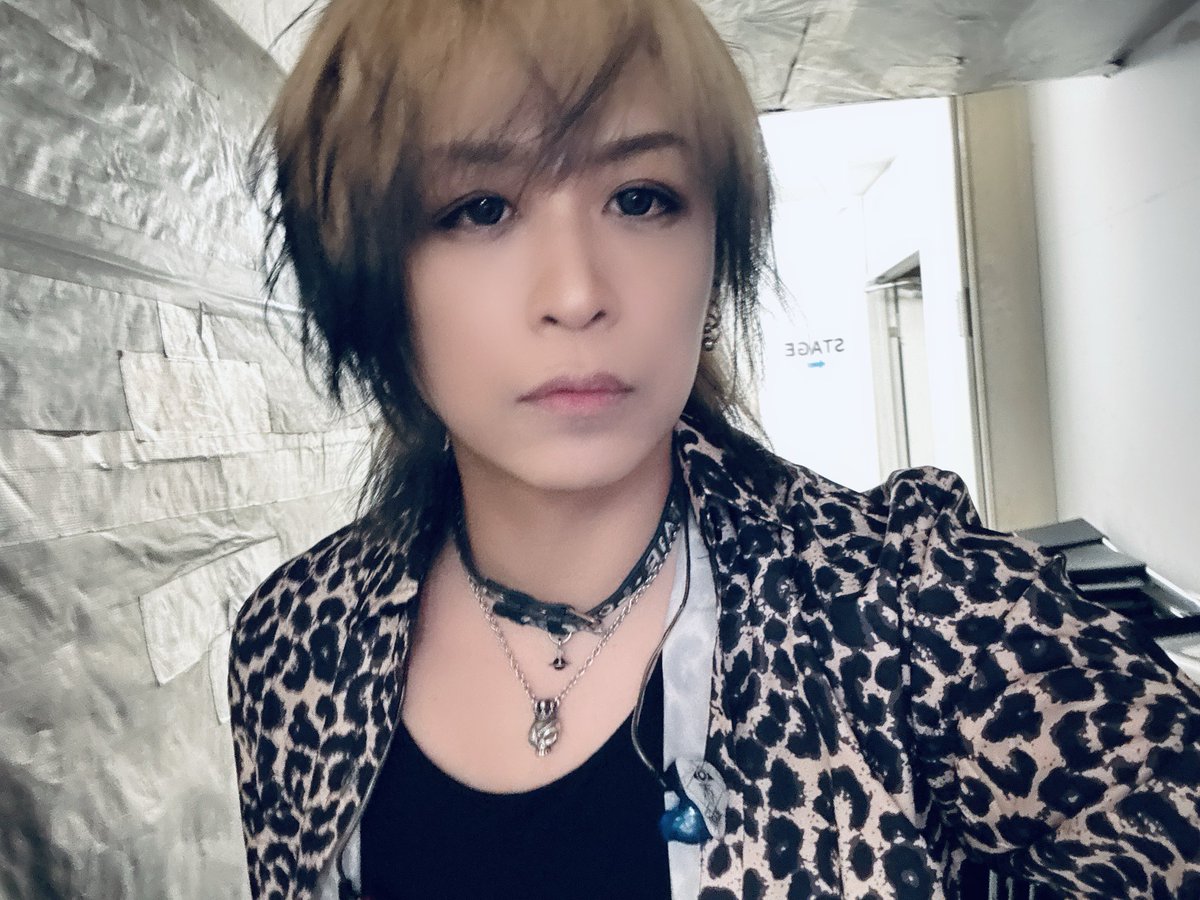 DuelNatsuki's tweet photo. PENICILLIN 千聖 Birthday LIVE「ROCK×ROCK -Queen X-」
DOLLの皆様、２日間ありがとうございました！

とてもハッピーハッピーな空間でとても楽しんで演奏できました！！

好きな曲たくさん弾けたし自分がメンバーさんと演奏してることに鳥肌立った曲もある！！し！

ライブ中にHAKUEIさんに頭ポンポンしてもらえた！！

衣装は豹柄と赤でした！

DuelJewelは47都道府県ツアー中なので気になった方は是非触れてみてくださーい！！

改めて千聖さんおめでとうございますー！！