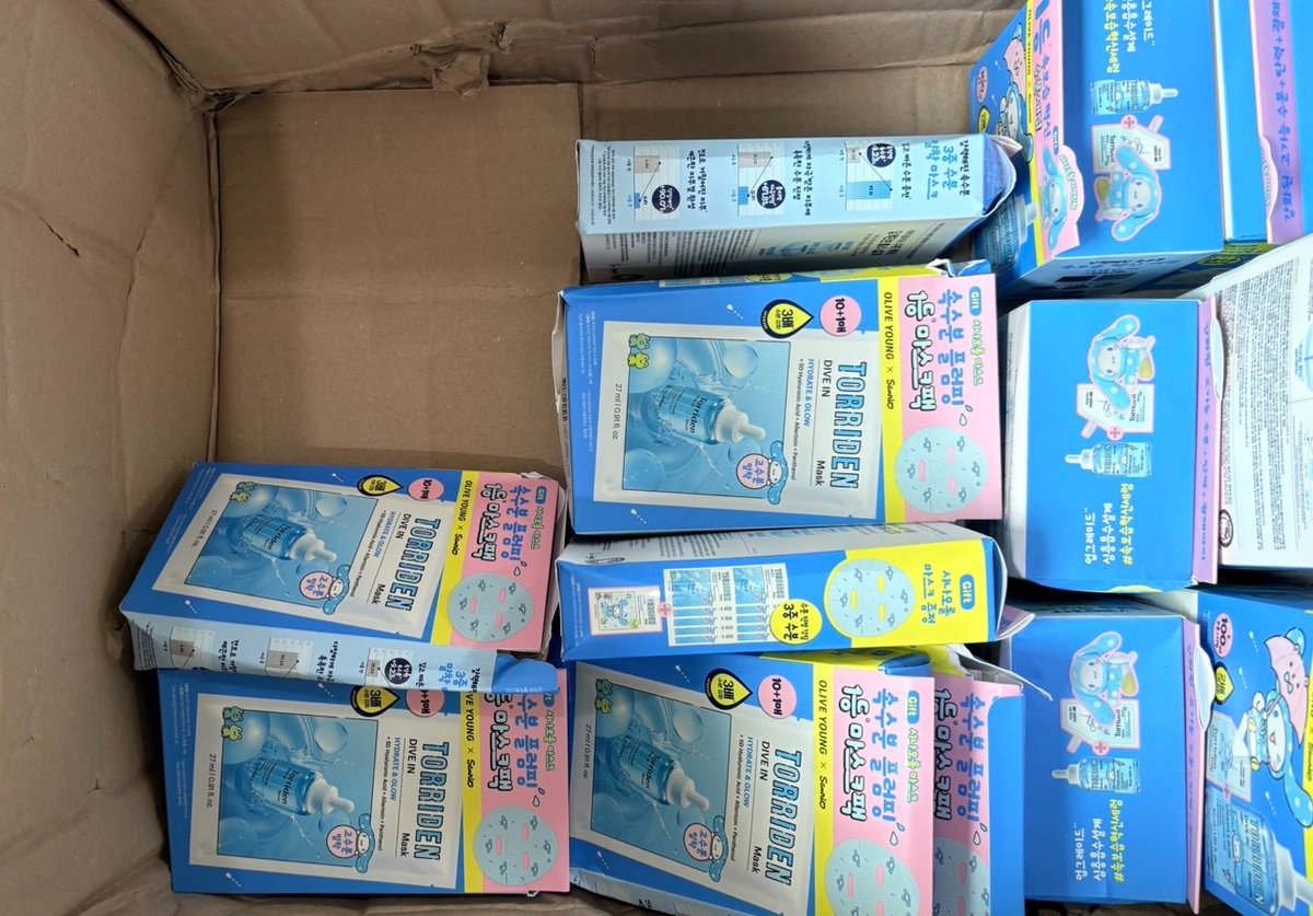 bubuxing's tweet photo. สินค้ารอบoly saleที่เข้ามาโบ้มๆช่วงปลายเดือนแล้วติดน้ำท่วมตอนนี้สามารถของออกมาจากโกดังได้แล้ว กำลังรีบทำการเช็คของและแพ็คส่งได้ตามลำดับ คาดว่าจะเริ่มทำการจัดส่งได้ตั้งแต่วันที่7/10เป็นต้นไปค่ะ ทั้งนี้ สินค้าบางอย่างกล่องค่อนข้างยับจากการขนส่งนะคะ เพราะบางลังทางอลย.ส่งมากล่องโล่งมาก ของกลิ้งทับกันสนั่นโลก🥺🙏🏻 #คนนอัพเดต