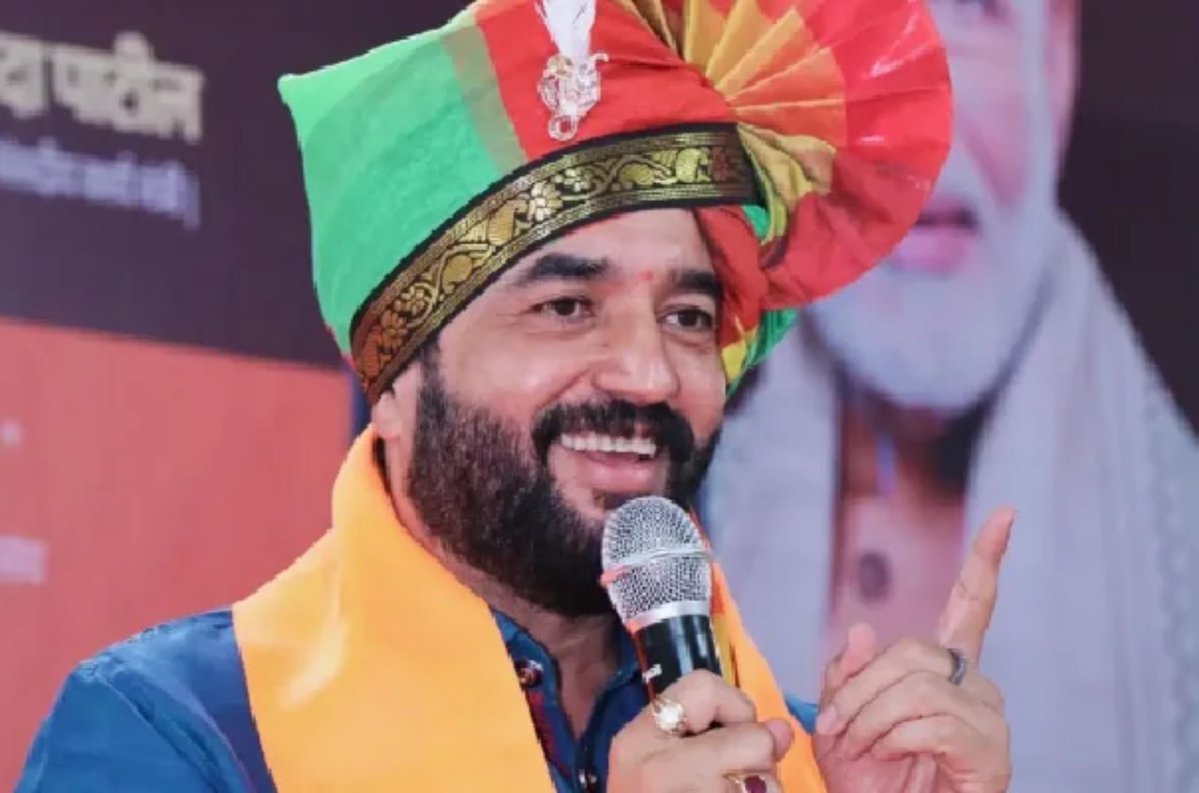 Dhole_patil_'s tweet photo. Maratha Politician   Ponga Politician
          Left                                     Right https://t.co/TpHuLpAEJJ