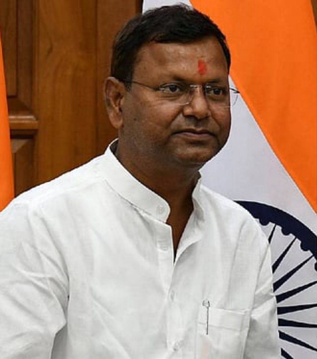 Dhole_patil_'s tweet photo. Maratha Politician   Ponga Politician
          Left                                     Right https://t.co/TpHuLpAEJJ