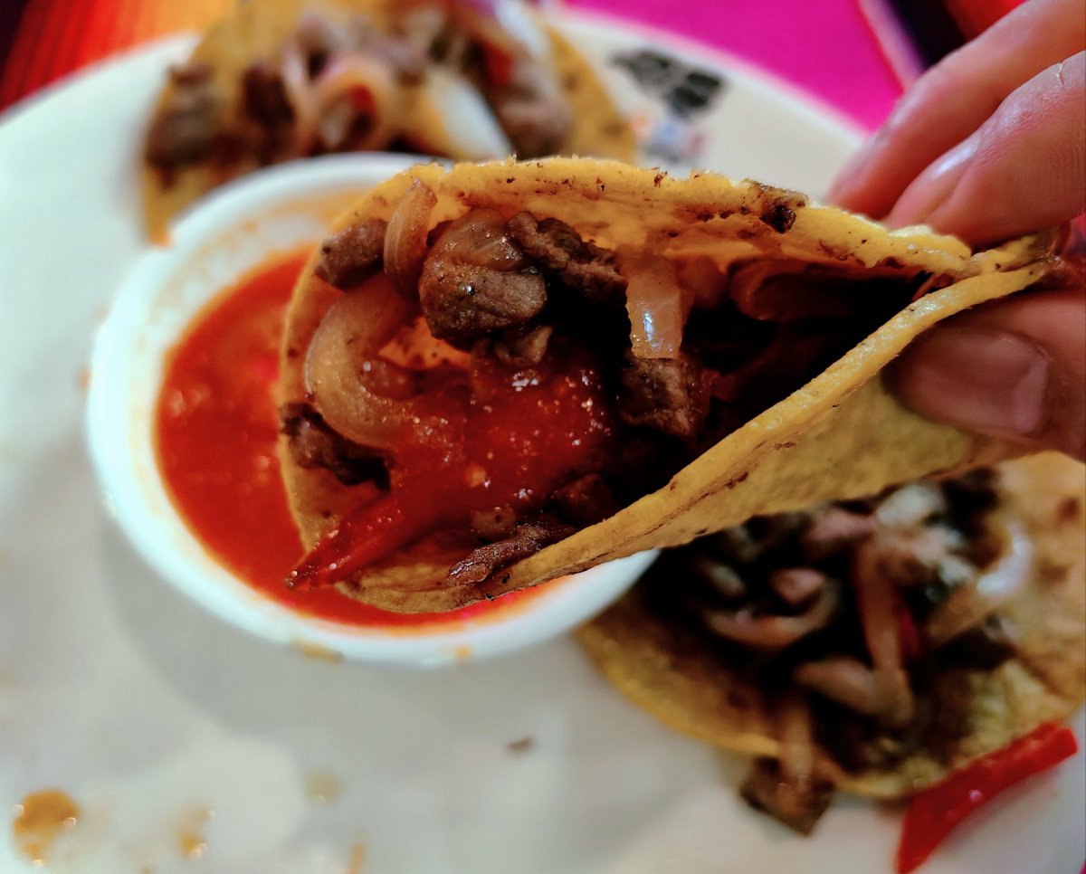 ElizabethBfv's tweet photo. Comí tacos al pastor recién salidos de la plancha, con cilantro y limón. Sabor que me transporta directo a México! https://t.co/i2Ip346li3