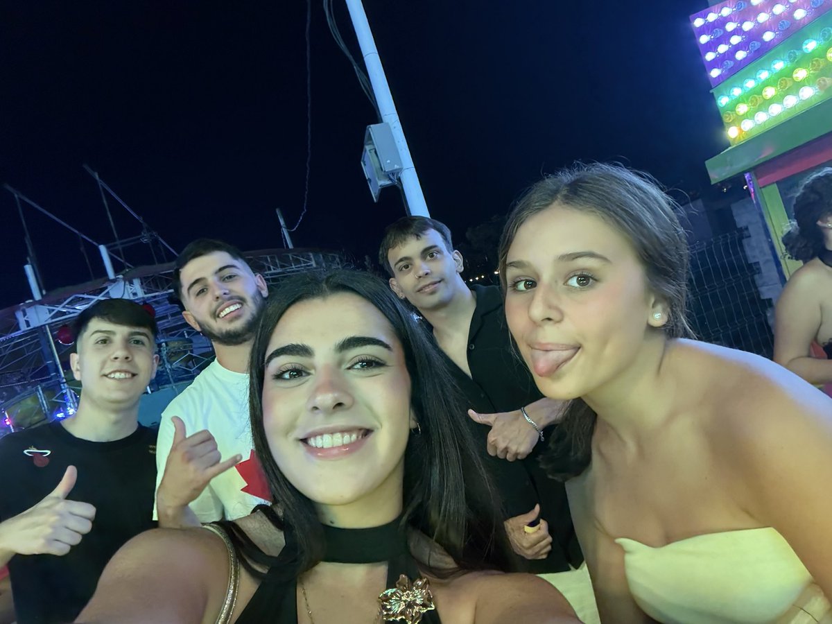 Bitchesall_'s tweet photo. Con mi primita y mis chicos💘 https://t.co/e1ONRZ73C2