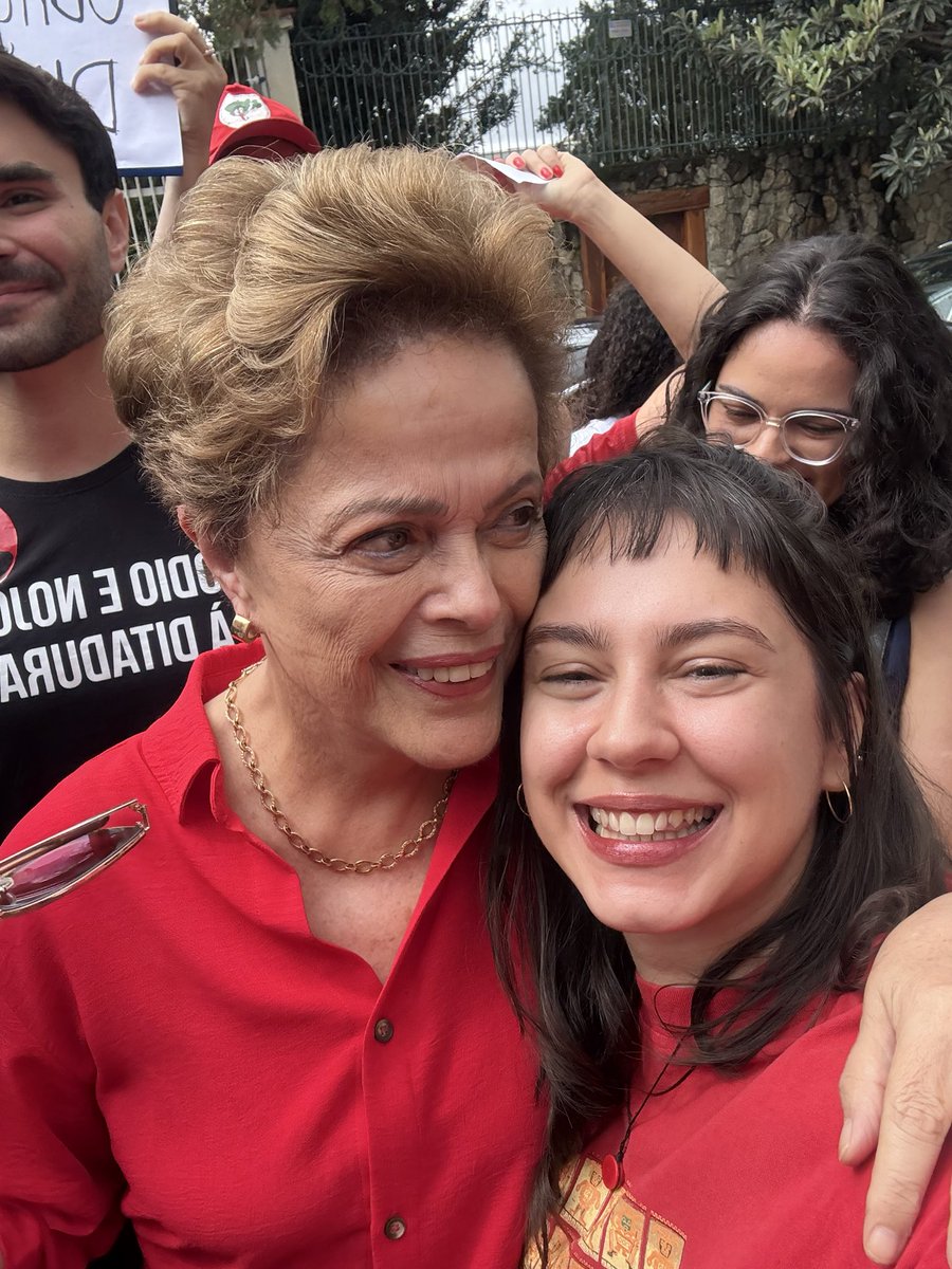 muzettijulia's tweet photo. ganhei um beijinho na testa da nossa mãe! dilma vc é gigante ❤️ LULA NO PRIMEIRO TURNO https://t.co/4JeVwI8Wsq