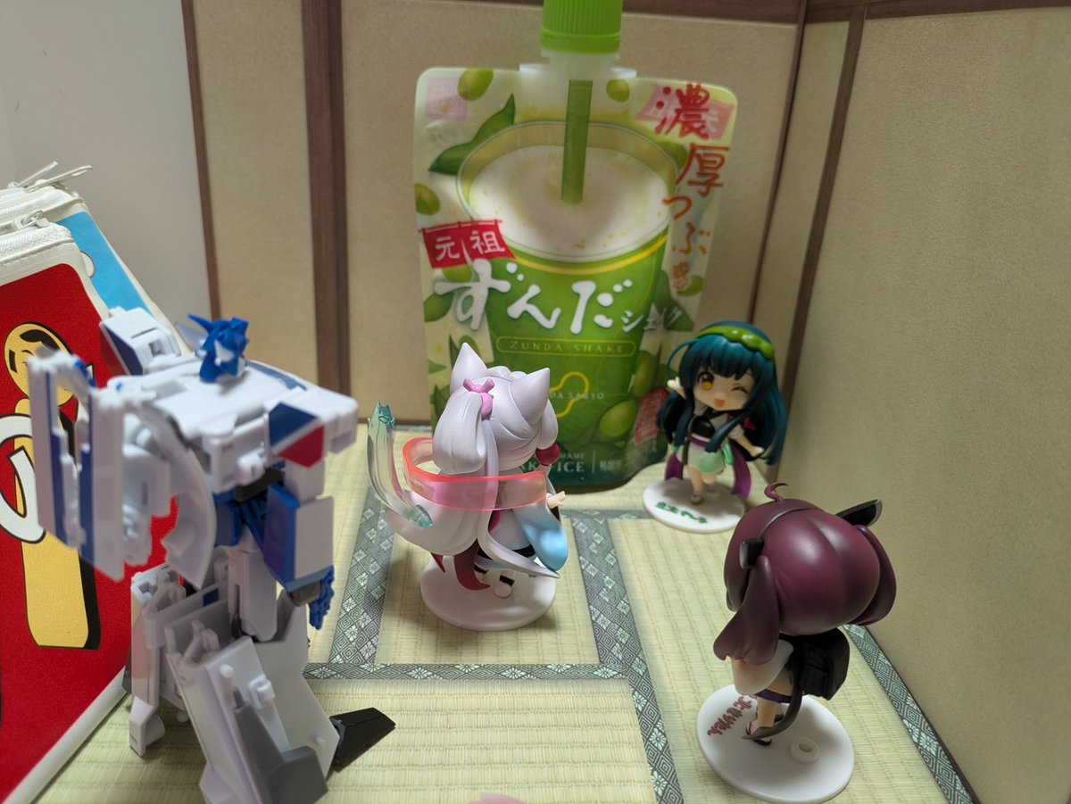 NUI_ROID's tweet photo. 10がつ　4にち　日ようび
なまえ　東北きりたん

めたんさんが　かえってきて
よほど　うれしいのか
ずん姉さまは　大きな
クリームシェイクを　買ってきた。
大きすぎて　イタコ姉さまでさえ
どうようして　言葉を失っている。
なにも、業む用なんか　買わなくても⋯ https://t.co/dAnkpF3kpa