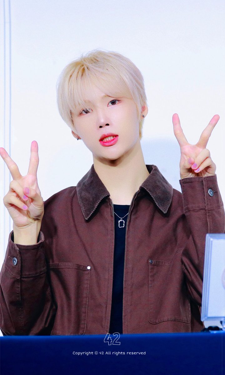 4MINJUN2's tweet photo. 261004 너와 🫵내 사이🥰 우리 둘✌️ 사이👨‍❤️‍👨  너와 🫵내 사이👩‍❤️‍💋‍👨 우리 둘 사이😍 사랑할래🫶

#NINEi #나인아이 #MINJUN #민준
#민쭈니쭈니아쭈니쭈니아쭌 https://t.co/5c6As1d9q9