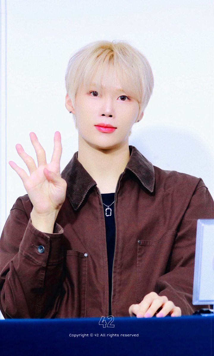 4MINJUN2's tweet photo. 261004 너와 🫵내 사이🥰 우리 둘✌️ 사이👨‍❤️‍👨  너와 🫵내 사이👩‍❤️‍💋‍👨 우리 둘 사이😍 사랑할래🫶

#NINEi #나인아이 #MINJUN #민준
#민쭈니쭈니아쭈니쭈니아쭌 https://t.co/5c6As1d9q9