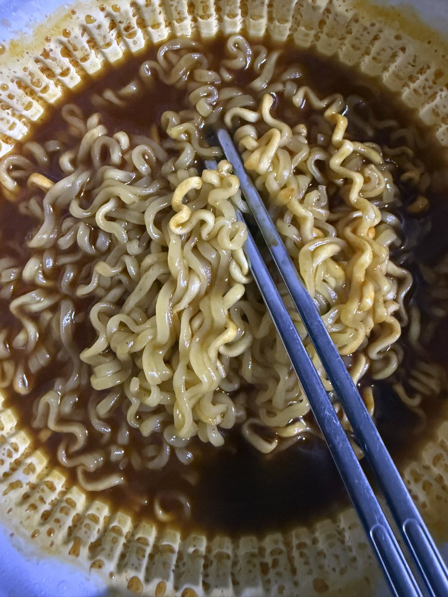 takoii0's tweet photo. 왕뚜껑라볶이 맛잇네 https://t.co/pYTqR78erH