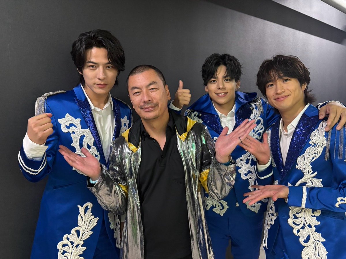hikaru_oshiro74's tweet photo. マジプリ ワンマンライブ2部「永田薫の生誕祭」ありがとうございました💛

みんなのおめでとうはしっかり届いてました❤️💙💛

チアーズのみんなももちろん、ゲストの皆さんも熱かった😏

Crimson Crat Clan🧡❤️💙🩷💛
のサプライズも最高だった！
名前入りTシャツ！？
ミナトくん、ターゴくんも誕生日おめでとう🎉
そして久しぶりのフータくん💛💛

SUさん🎤
まさかのコラボ！！！
ラップやってるしめちゃくちゃ聞いてるから嬉しすぎた😎
しかも俺の衣装を😂
ユーモアがあって素敵だったなぁ！

薫を盛大にお祝いできて嬉しかったです！
ありがとうございました！

1部のことも含めいろんな感想、裏話もまたX、インスタ、ラジオとかで喋りますね👍

#マジプリ
#大城光
#永田薫
#平野泰新