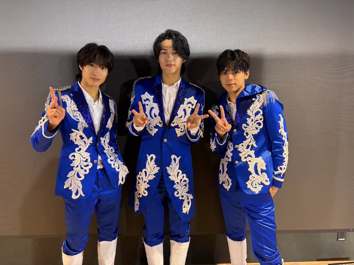 hikaru_oshiro74's tweet photo. マジプリ ワンマンライブ2部「永田薫の生誕祭」ありがとうございました💛

みんなのおめでとうはしっかり届いてました❤️💙💛

チアーズのみんなももちろん、ゲストの皆さんも熱かった😏

Crimson Crat Clan🧡❤️💙🩷💛
のサプライズも最高だった！
名前入りTシャツ！？
ミナトくん、ターゴくんも誕生日おめでとう🎉
そして久しぶりのフータくん💛💛

SUさん🎤
まさかのコラボ！！！
ラップやってるしめちゃくちゃ聞いてるから嬉しすぎた😎
しかも俺の衣装を😂
ユーモアがあって素敵だったなぁ！

薫を盛大にお祝いできて嬉しかったです！
ありがとうございました！

1部のことも含めいろんな感想、裏話もまたX、インスタ、ラジオとかで喋りますね👍

#マジプリ
#大城光
#永田薫
#平野泰新