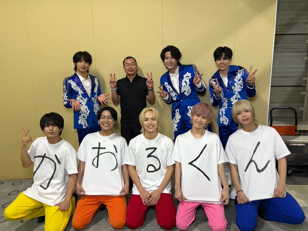 hikaru_oshiro74's tweet photo. マジプリ ワンマンライブ2部「永田薫の生誕祭」ありがとうございました💛

みんなのおめでとうはしっかり届いてました❤️💙💛

チアーズのみんなももちろん、ゲストの皆さんも熱かった😏

Crimson Crat Clan🧡❤️💙🩷💛
のサプライズも最高だった！
名前入りTシャツ！？
ミナトくん、ターゴくんも誕生日おめでとう🎉
そして久しぶりのフータくん💛💛

SUさん🎤
まさかのコラボ！！！
ラップやってるしめちゃくちゃ聞いてるから嬉しすぎた😎
しかも俺の衣装を😂
ユーモアがあって素敵だったなぁ！

薫を盛大にお祝いできて嬉しかったです！
ありがとうございました！

1部のことも含めいろんな感想、裏話もまたX、インスタ、ラジオとかで喋りますね👍

#マジプリ
#大城光
#永田薫
#平野泰新