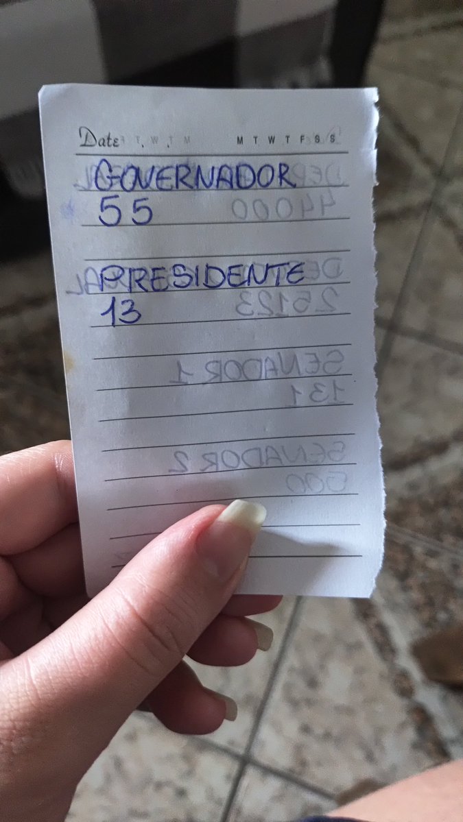 trashmouthlouie's tweet photo. a colinha que minha mãe deu pra minha vó / a colinha que eu dei pra ela

sai fora fui a infância toda com a velha apertar o 13 pra ela, não é agora que vai mudar https://t.co/9YtZcHi3AZ