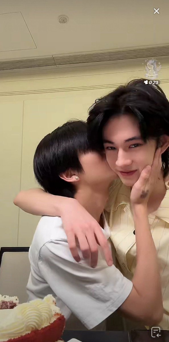 XYSTLEE00's tweet photo. EMG ANJINGGG SINTINGGG STRESS 😭😭😭 https://t.co/wwO5klsbiz