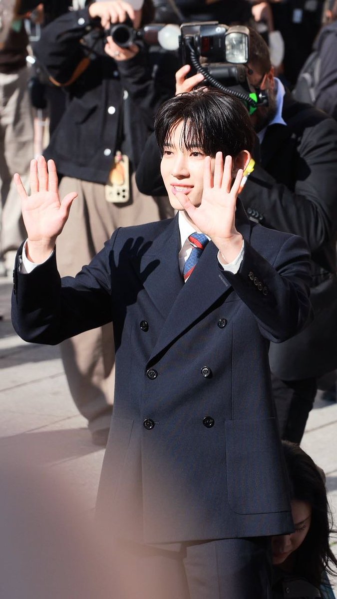 XChuan_Chali's tweet photo. 시우님 짙은 네이비 수트가 정말 깨끗하고 귀하게 느껴져서 계속 보게 돼

PARK SIWOO AT VALENTINO PFWSS27

#PARKSIWOOxVALENTINO
#VALENTINOPFWSS27
#PARKSIWOO https://t.co/3bw8HVeMZq