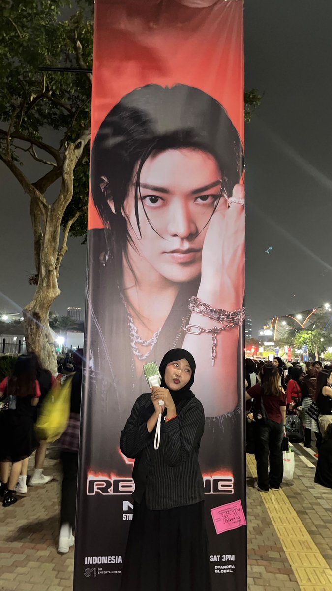 ryannz_03's tweet photo. Pagi nya kerja, jam 12 pulang, jam 1 sampe rumah, jam 2 otw IA, set5 sampe IA. Maaf kalau terlalu gedebak gedebuk tapi I love my gedebak gedebuk karena walaupun tidak ketemu langsung abang blonde dan my yuta bisa foto sama banner nya ❤️

Maacih my bocil sudah fotoin @haemoures 🫰🏻 https://t.co/ZeQluVIp86