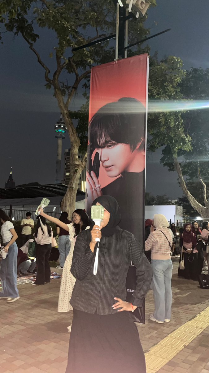 ryannz_03's tweet photo. Pagi nya kerja, jam 12 pulang, jam 1 sampe rumah, jam 2 otw IA, set5 sampe IA. Maaf kalau terlalu gedebak gedebuk tapi I love my gedebak gedebuk karena walaupun tidak ketemu langsung abang blonde dan my yuta bisa foto sama banner nya ❤️

Maacih my bocil sudah fotoin @haemoures 🫰🏻 https://t.co/ZeQluVIp86