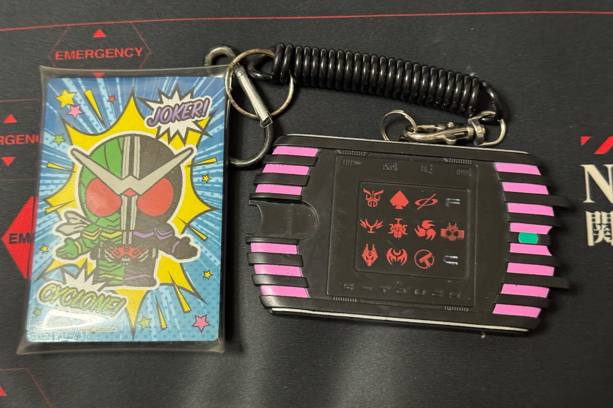 ULTRAyan828's tweet photo. アギト展に持って行ったパスケースが
ディケイドとWだった…。
(しかも財布入れのポシェットはエグゼイド)

でもケータッチパスケースに
アギトのクレストあるからセーフ(?) https://t.co/lZiLjY3Hz5
