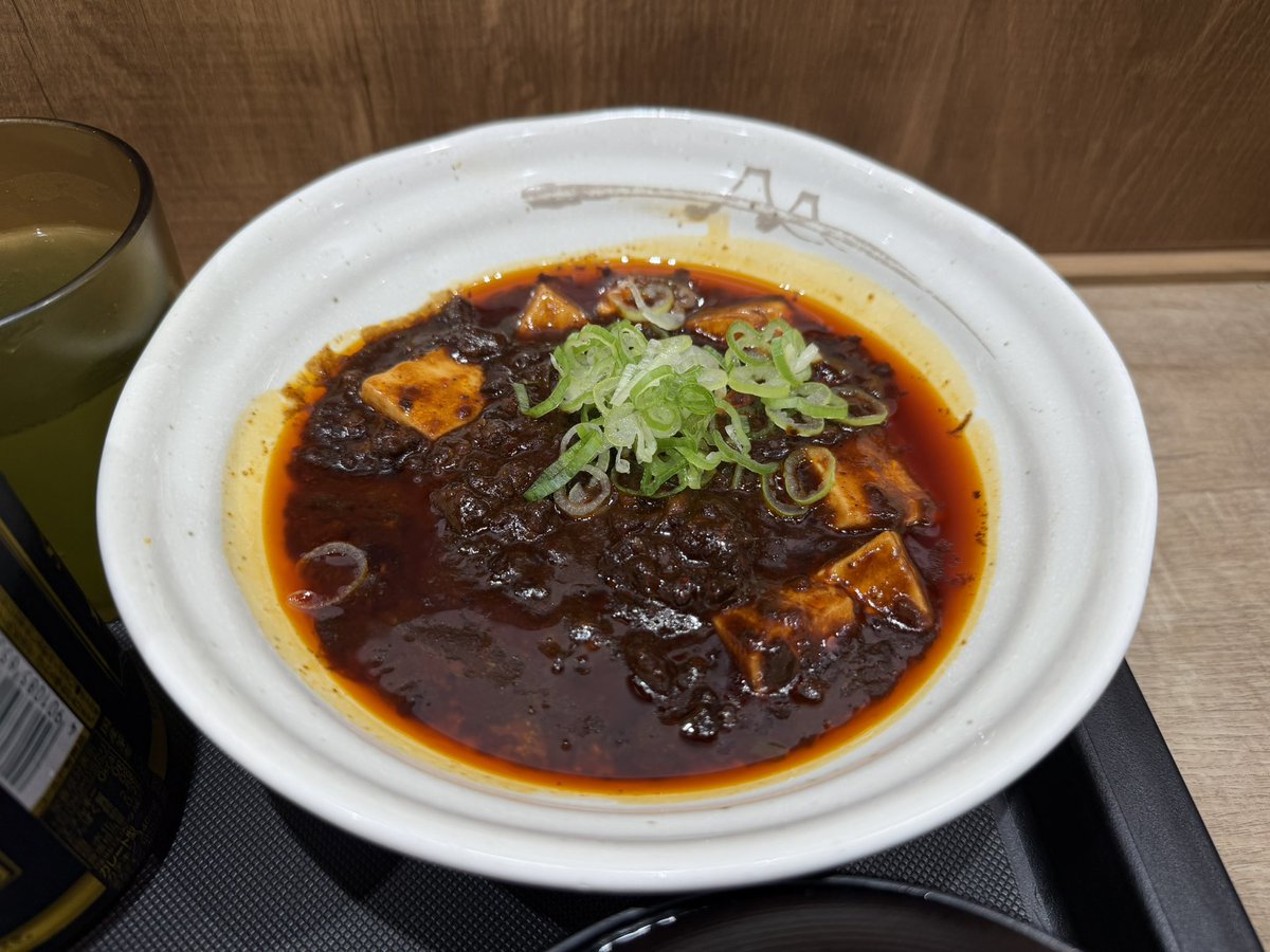 wononegie's tweet photo. ちょっと久々の松屋

道路沿いに出てた「黒麻婆豆腐」の幟が気になって入りました

そんなわけで定食で、お茶もつけました

そういえばお茶が違うものに変わってましたね

「お～いお茶濃い茶プレミアムストロングW」

何倍濃いのという感じだけど名前の通りでした(笑)

黒麻婆豆腐、うまうまでした https://t.co/CiVOjUtjbY