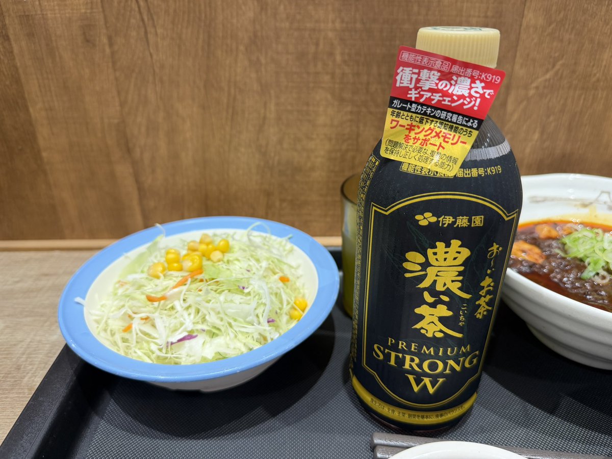 wononegie's tweet photo. ちょっと久々の松屋

道路沿いに出てた「黒麻婆豆腐」の幟が気になって入りました

そんなわけで定食で、お茶もつけました

そういえばお茶が違うものに変わってましたね

「お～いお茶濃い茶プレミアムストロングW」

何倍濃いのという感じだけど名前の通りでした(笑)

黒麻婆豆腐、うまうまでした https://t.co/CiVOjUtjbY