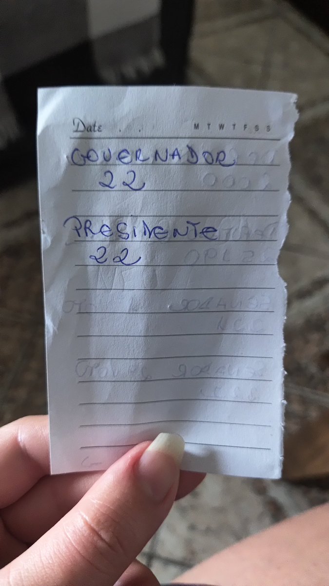trashmouthlouie's tweet photo. a colinha que minha mãe deu pra minha vó / a colinha que eu dei pra ela

sai fora fui a infância toda com a velha apertar o 13 pra ela, não é agora que vai mudar https://t.co/9YtZcHi3AZ