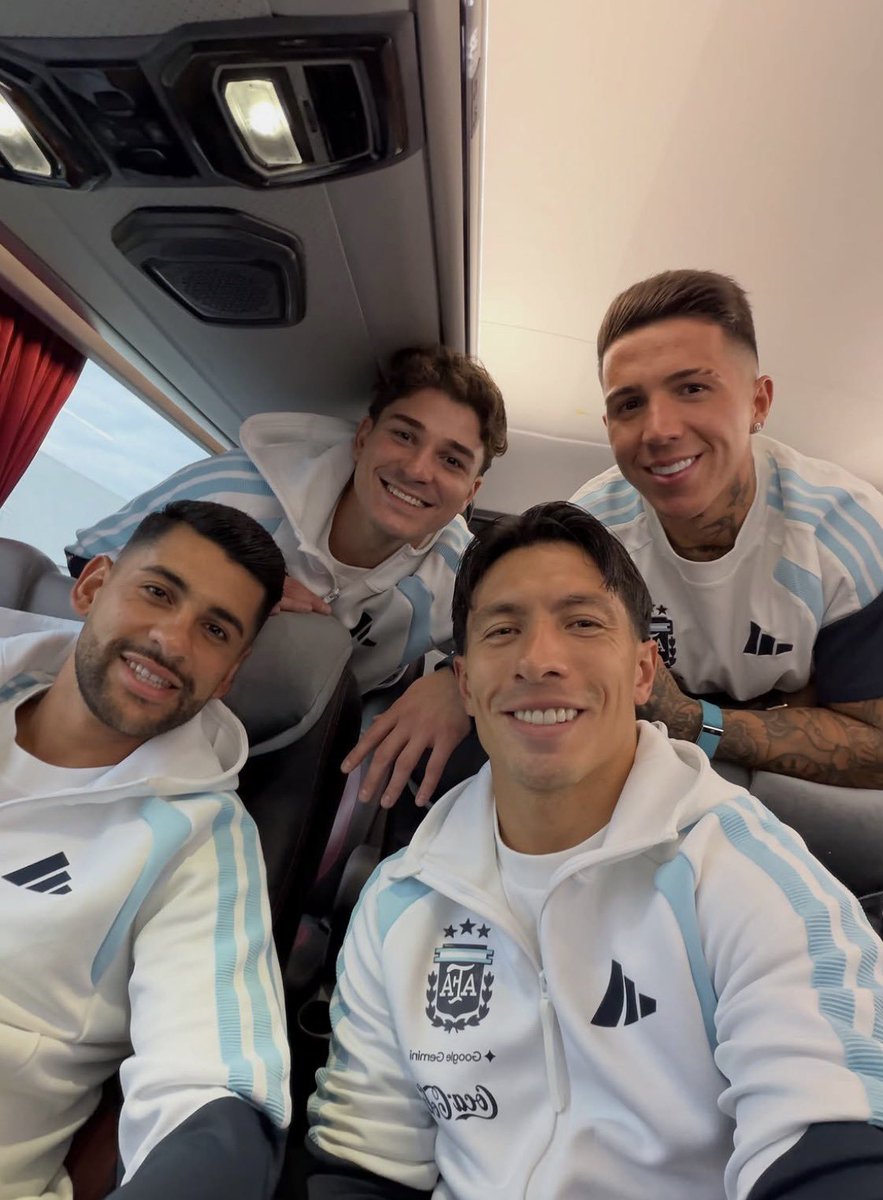 otbmrtnz's tweet photo. el cuti tomó la capitanía y dijo ahora si me voy a encargar de darle contenido a las gordas twitter !!!! y pum puro julienzo y cutilicha 🙂‍↕️ https://t.co/dLUGCdn4wp