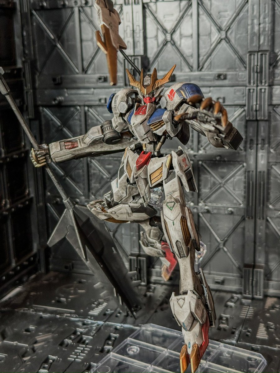 0njtv's tweet photo. HG ガンダム・バルバトスルプスレクス完成！

部分塗装からウェザリングまで、白い機体の汚しを意識して仕上げました。
ルプスレクスはやっぱりこの荒々しい感じが似合う。

次はいよいよ初のMGSDへ！

#ガンプラ
#鉄血のオルフェンズ
#バルバトスルプスレクス https://t.co/I2L6uFdKOH