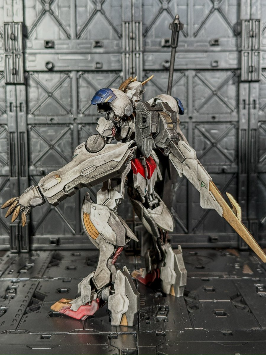0njtv's tweet photo. HG ガンダム・バルバトスルプスレクス完成！

部分塗装からウェザリングまで、白い機体の汚しを意識して仕上げました。
ルプスレクスはやっぱりこの荒々しい感じが似合う。

次はいよいよ初のMGSDへ！

#ガンプラ
#鉄血のオルフェンズ
#バルバトスルプスレクス https://t.co/I2L6uFdKOH