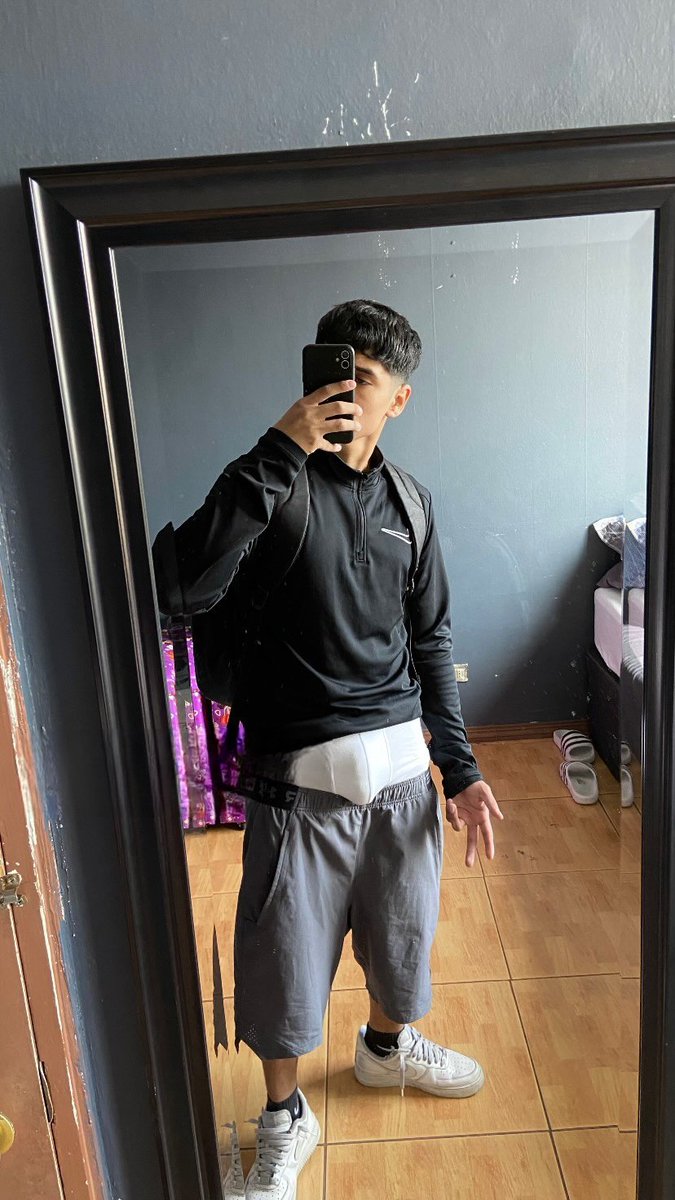 brayjosss's tweet photo. Me fui a hacer una paja al  cerro y casi me encuentran calatito🥴🤯🥵 https://t.co/DoSJR6nUsi