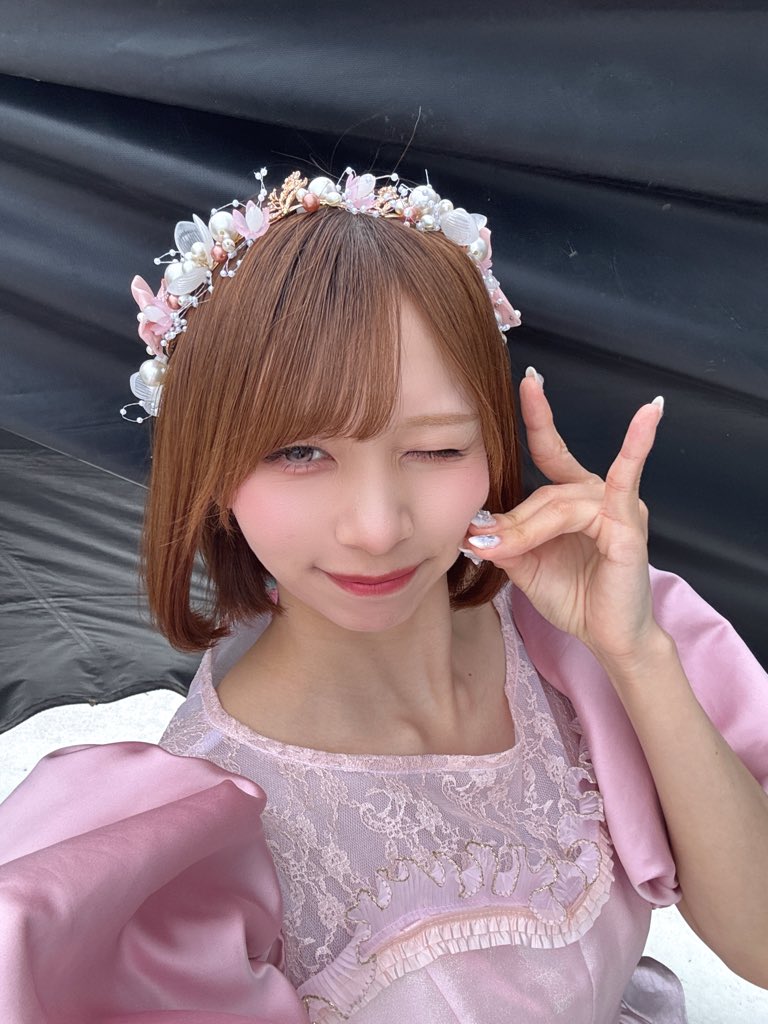 KMAY_KiSS's tweet photo. #クロフェス2026 ありがとうございました！
太陽の下でライブできて楽しかった☀️
何気にボブでこの衣装着るの初だったけどボブもいいねーと自分で思いました👑🎀
みんなに会えて嬉しかったよん🫶🏻💞 https://t.co/RMswPQQTow
