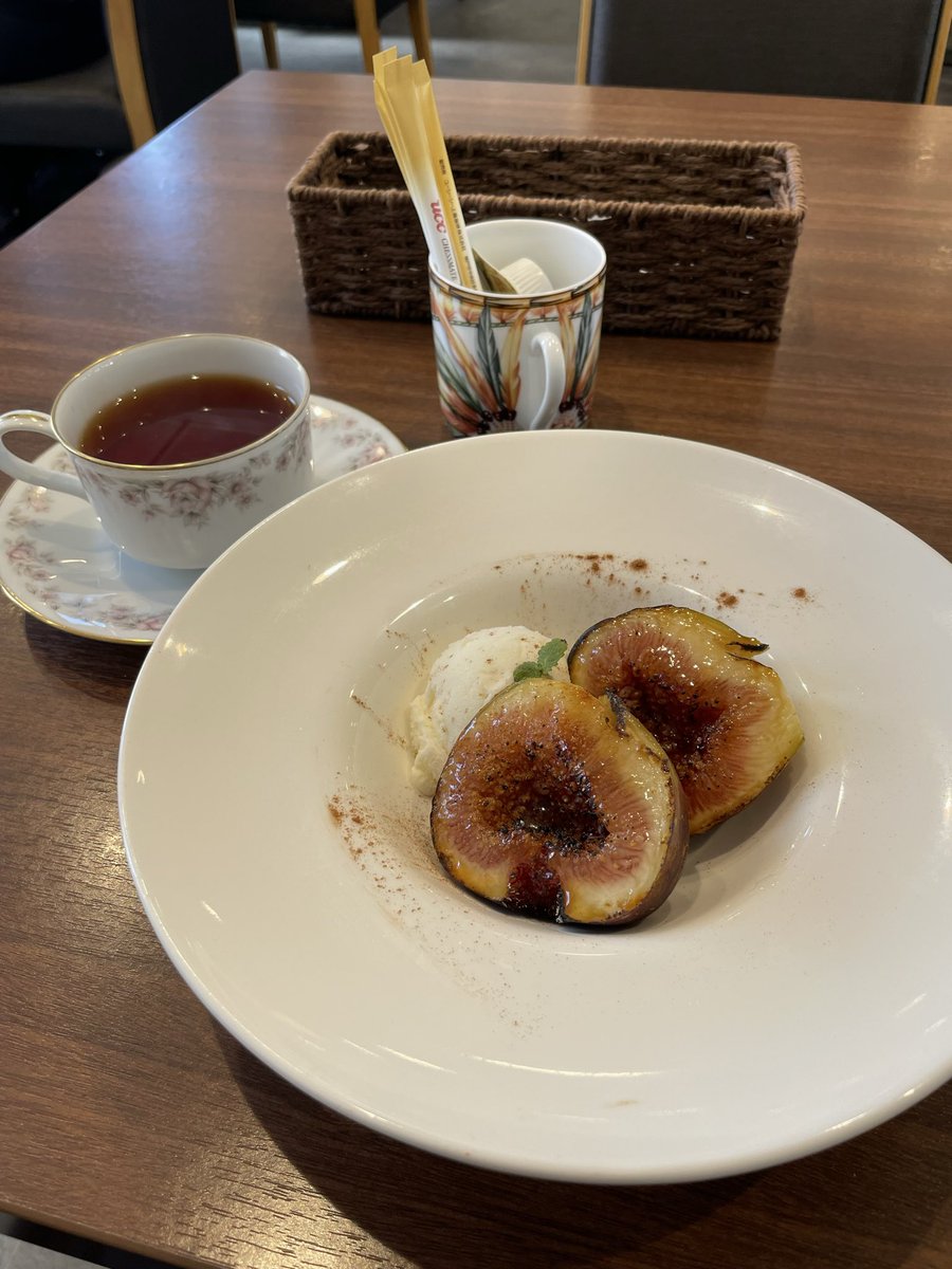 PlcjV's tweet photo. 以前駅舎に関する記事を読んで気になっていた太市駅。駅舎が想像以上にコンパクトで驚いた。駅に隣接する地元企業本社ビル１階の待合スペースやトイレが利用可能。１階のカフェのランチがとても美味しかったので、機会を作ってまた食べに行きたい https://t.co/cRhfCmZvUk