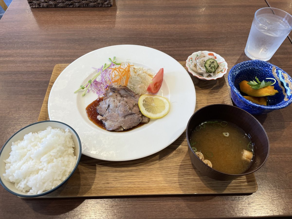 PlcjV's tweet photo. 以前駅舎に関する記事を読んで気になっていた太市駅。駅舎が想像以上にコンパクトで驚いた。駅に隣接する地元企業本社ビル１階の待合スペースやトイレが利用可能。１階のカフェのランチがとても美味しかったので、機会を作ってまた食べに行きたい https://t.co/cRhfCmZvUk