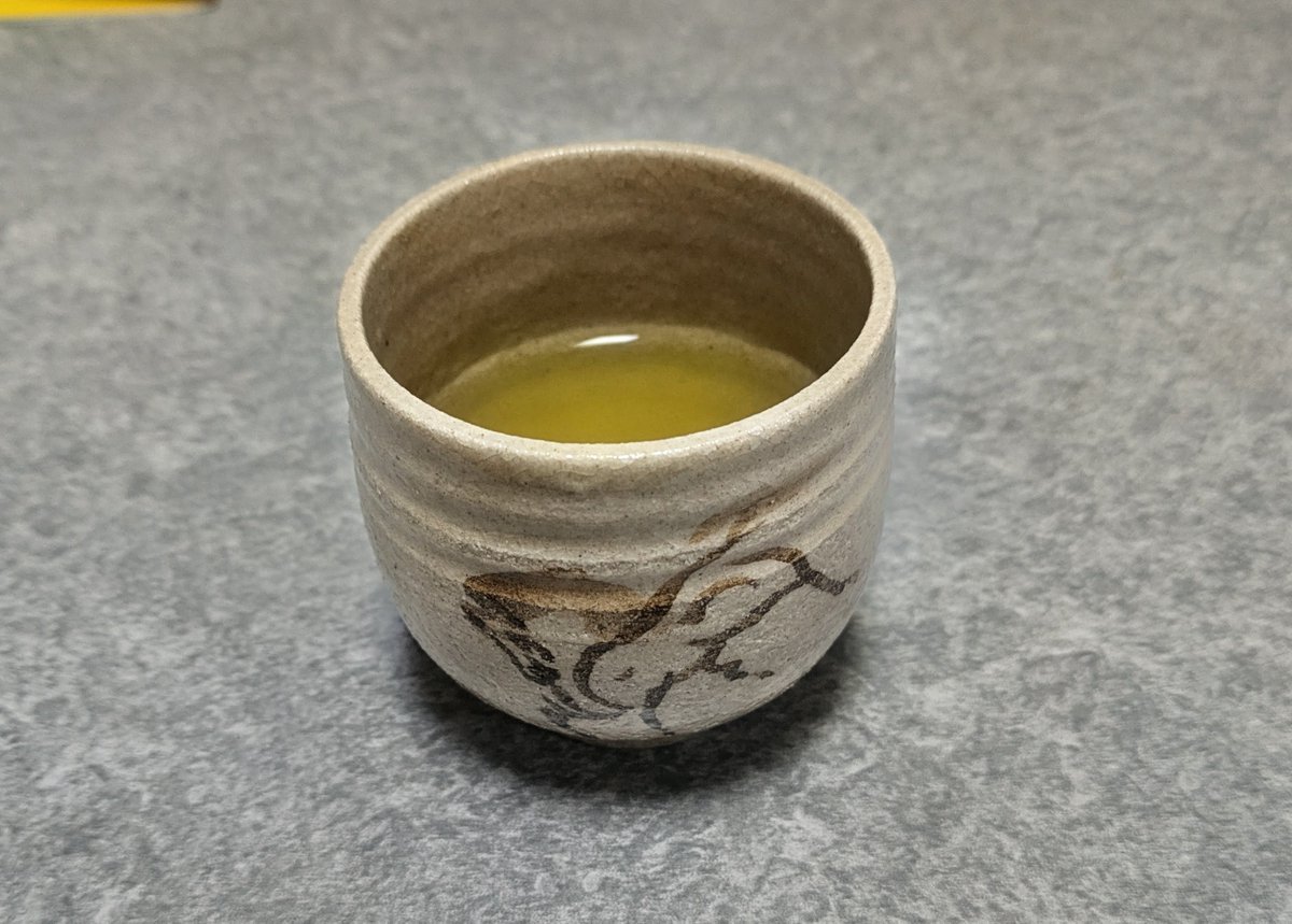 seitakaryu's tweet photo. 茶道の師匠より
相馬焼の15代田代清治右衛門作の湯呑み茶碗を頂きました
本当は玉露のような上等なお茶を頂く為の
小さめの茶碗とのことですが
我が家には左様な上等なお茶は無いため
普通のお茶を頂きましたが
器が素晴らしいと
それだけで酒でもお茶でも
数倍美味しくなるのですね!! https://t.co/WGcRIeiGQu