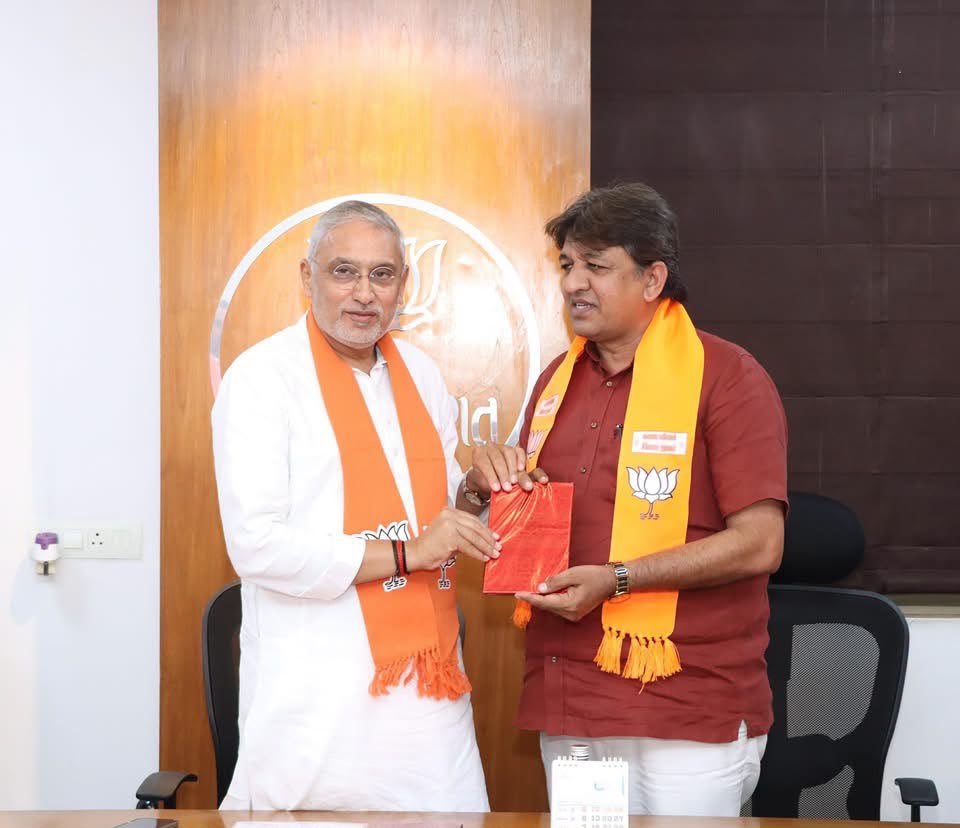 MLASandipDesai's tweet photo. ગુજરાત પ્રદેશ ભાજપના પ્રમુખ તરીકે શ્રી @iJagdishBJP સાહેબે યશસ્વી ૧ વર્ષ પૂર્ણ કરવા બદલ અભિનંદન અને શુભેચ્છાઓ પાઠવું છું.

આપના માર્ગદર્શન અને પ્રેરક નેતૃત્વ હેઠળ ગુજરાત પ્રદેશ ભાજપનું સંગઠન ઉત્તરોત્તર વધુ મજબૂત અને વધુ કાર્યદક્ષ બનતું રહે તેવી અભ્યર્થના સાથે શુભકામનાઓ. https://t.co/zm8BOHyu8p