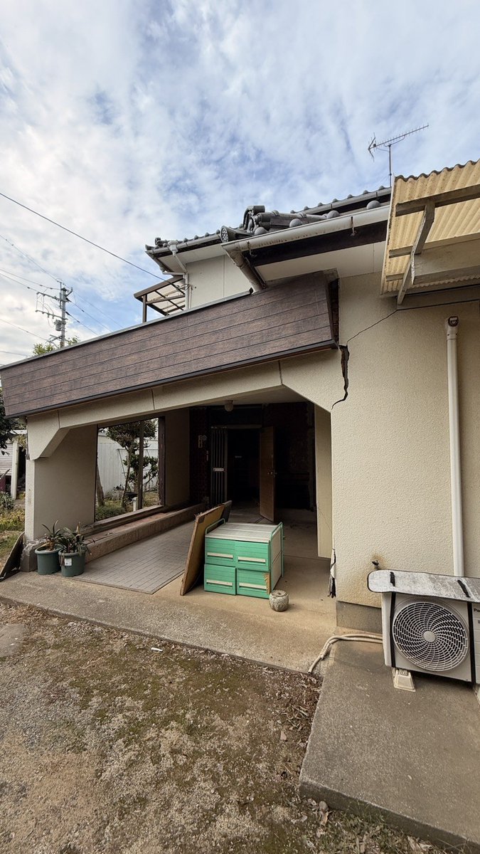jishuren_kuma's tweet photo. 【#令和8年熊本地震】
今日は2件のお宅に分かれて作業します。昨日から作業しているお宅では、午前中に家財の仕分けを終え、午後1回の集積所への搬出でお手伝い終了です。
#宇城市松橋
#幡再
#STH
#九州自主練 https://t.co/H4cRcQXWgn