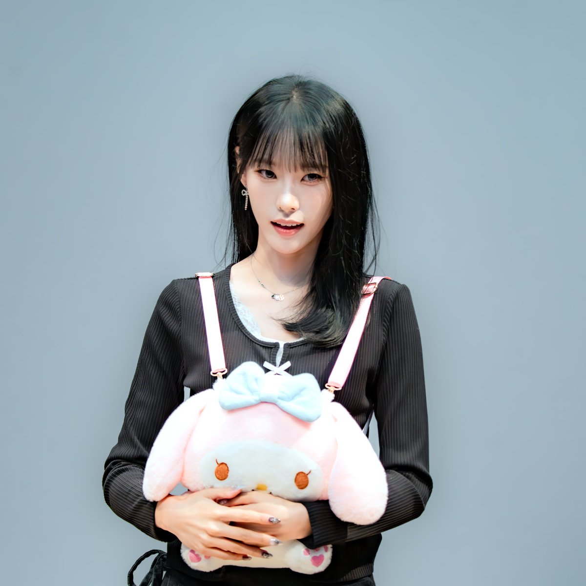 SquidMan0629's tweet photo. 이거 진짜 미묘하게 아기 고양이처럼 나옴 ㅋㅋ
근데 보정빨 아님
진짜 순간뽀짝 댕좋은 순간🥰🥰😻😻

#루네디 #lunedi #지민 #먼데이 #위클리 #weeekly https://t.co/sjG5N2uQ2U