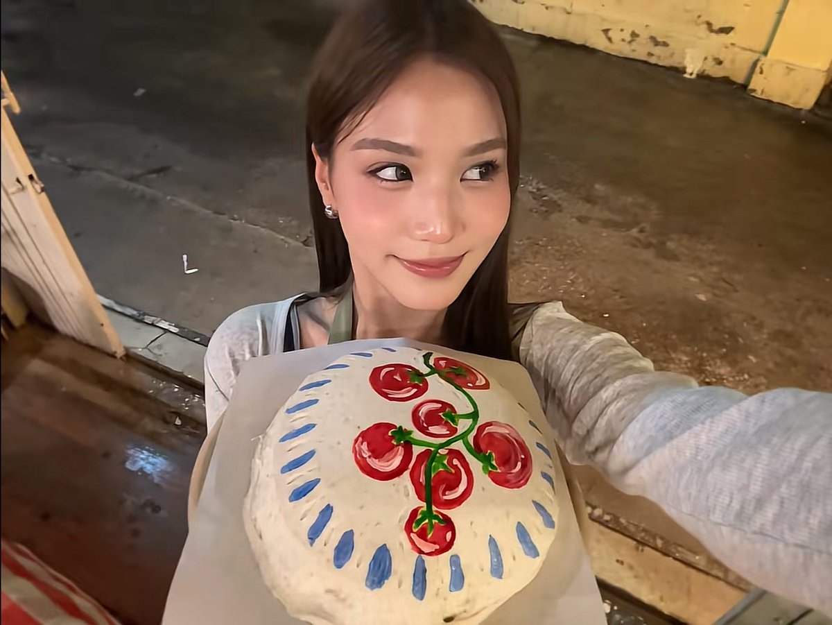 rakembn's tweet photo. now that emi’s away in paris, i think it’s time for me to swoop in @beonnnie i think we should date. we only have a few days before emi comes back. https://t.co/JvV34Nm9UM