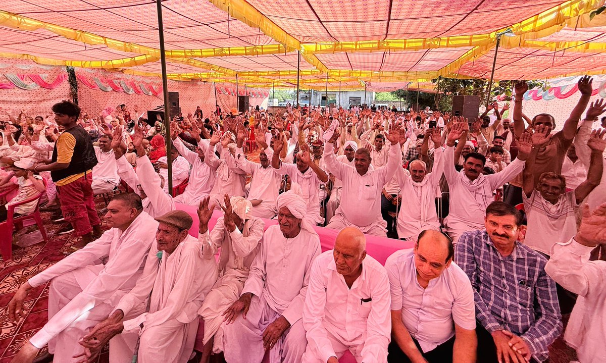 DeependerSHooda's tweet photo. एशियन गेम्स में स्वर्ण पदक विजेता भारतीय महिला हॉकी टीम की सदस्य और एशियाई खेलों के एक ही संस्करण में सर्वाधिक 21 गोल दागने का रिकॉर्ड स्थापित करने वाली बहन दीपिका सहरावत के सम्मान में आज भैंसरू खुर्द, रोहतक में आयोजित स्वागत समारोह में शामिल होकर उन्हें बधाई दी एवं भविष्य की शुभकामनाएं दीं।

​इस दौरान बहन दीपिका को 'लेडी ध्यानचंद' के नाम की उपाधि से सम्मानित किया।

@SanjaySDutt @BhupinderShooda @raonarenderinc @INCHaryana