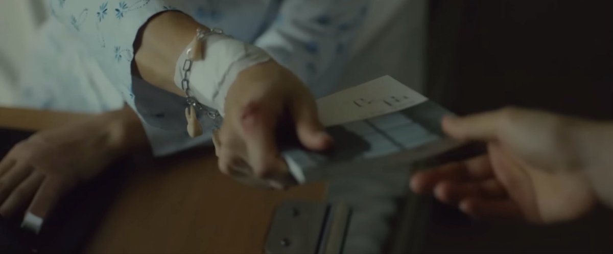 angedemarbre's tweet photo. Moonjo and Jongwoo pulled off the murder coverup of the century but they were so in love and the honeymoon phase was beating their asses so bad they just had to almost throw the entire plan. M delivered the gift basket and J wore the tooth bracelet in front of everyone’s salad 💀 https://t.co/gS6BjMEm9p