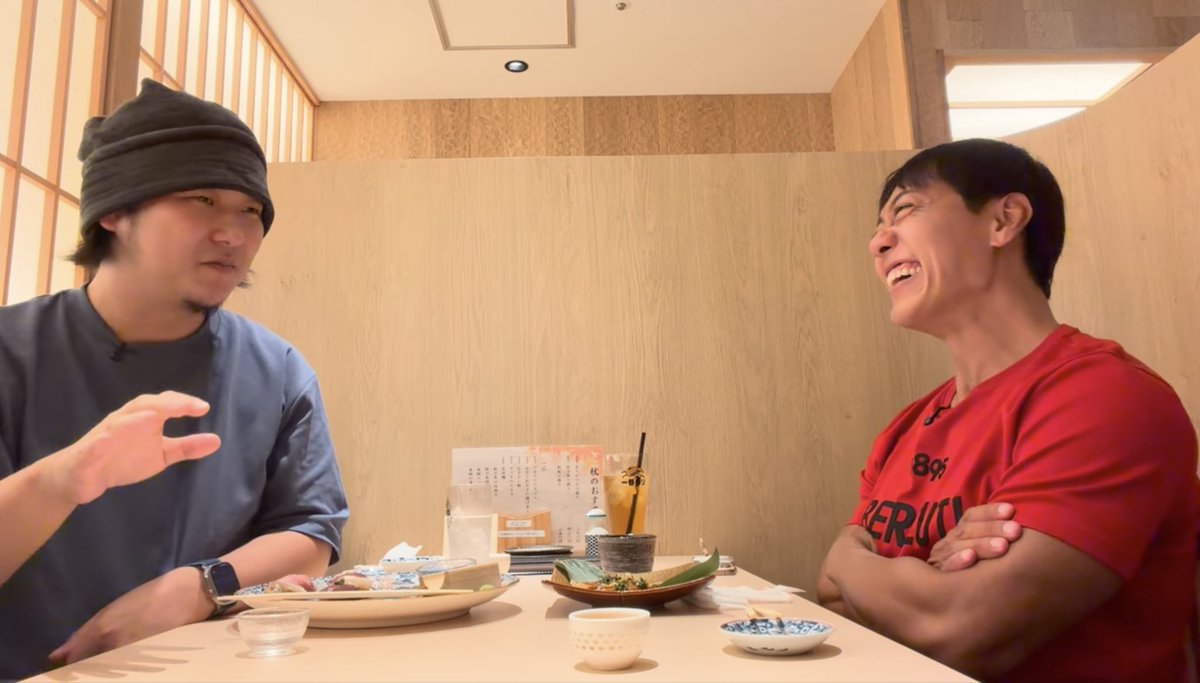 mine__chusuke's tweet photo. 【堀大輔vsプロ奢ラレヤー】　対談動画にて

堀大輔の言い訳グセをプロ奢ラレヤーが徹底分析してしまうwwwwwwwwwwwwwwwwwwwww

ーーーーーーーーーーーーーーーーーーーーーー

堀大輔
「だから、言い訳が多いとかっていうのにしても、もう、元々準備してるものを引き出し…出していくだけ、だから、ポンポンポンポン出てきて当然っていうか、で、それが言い訳上手いよねとかっていう、逃げ…逃げ方うまいよね。いや、そうじゃなくてって言う感じなんだけど、まぁいいかって笑」

プロ奢
「な…なんて言うんだろうなぁ、ただオレはこう今まで話してて、すっごく、聞かれてないのに、聞いてくるであろうことを説明しているなって思ってて〜」

堀大輔
「確かに。確かに。確かに。」

プロ奢
「それは外から見ると聞いてないから、焦ってるとか、言い訳してるって言う風に、多分なるんですよ。あの、聞いてないよっていう。」

堀大輔
「はーはーはーはー」

プロ奢
「ある種こう、人類に期待してるっていうかは、人類ってこれぐらい分かるよね、とか、人類って
これぐらい聞いてくるよねっていう、実態よりも他者に対してすごい大きく見てる気がする。」

堀大輔
「はい。」

プロ奢
「あぁ、他の人はそう思ってるに違いない、みたいな。」

堀大輔
「はいはいはいはいはい。」

プロ奢
「で、それは思ってるに違いないから、それに
も答えてあげなきゃ、みたいな素振りが、オレはグッとくるんすよ。ヘッヒャッヒャッヒャッヒャッヒャッヒャッヒャッヒャwwwwwwwwwwwwwwwwwww」

堀大輔
「ハハハハハハハwwwマジかぁwwwエハハハwwwグッと来るかぁw」

プロ奢
「聞いてないよォ、聞いてないよォってwハハハハハwwwwwwww そうそう。ライブとかでも、それ聞かれてないのに教えてくれるんだ、みたいなのを、足してってくれるじゃないですか。」

堀大輔
「はぃん」

プロ奢
「それってなんか、堀大輔の中のインナー人
類っていうか、想像上の人類って、これぐらい分かってるし、これぐらい聞いてくるし、これぐらいを思って言ってきてるよねっていうのが、多分どんどん肥大化してって〜」

堀大輔
「なるほどなるほど。」

プロ奢
「そうすると、そいつに答えてあげなきゃいけないから、外から見ると、いや、こいつそんなこと考えてないって！みたいなことを答えちゃってるから〜」

堀大輔
「はぁ〜（感心）」

プロ奢
「そのクセはね、ちょっと、考えるものがある。」

堀大輔
「確かに〜」

プロ奢
「すごい魂が剥き出しになっていいなって。」

堀大輔
「ハハハハハwwwwwwwwだから炎上するのかぁ」

プロ奢
「そう！あのね、でもこれは別に、一般的にみんな多かれ少なかれあるんですよ。」

堀大輔
「まーまーまーまー」

プロ奢
「もちろん、だって、聞かれたことだけを答えてたら怒られちゃうじゃないですか。でも基本的には、範囲ってもんがあって、たとえば仕事によって変わると思うんですよ。

顧客がどういう属性の人かによって、おばちゃんがクレームかけてくるんだったら、多分言ってないことを汲み取ってあげないと、さらなるクレームになるし、だけど、仕事ができるビジネスマンとかだったら、言われたことを返した方がいい。それ以上は返さない方が、向こうをリスペクトしてるってことになるし。」

堀大輔
「はぃん。たしかに。」

プロ奢
「なんか、これがその、堀大輔の世界で、なんかものすごくなんだろう。まぁ、ある種期待だし、ただある種その、なんて言うんだろうな。他者をこう、区分してないっていうか〜」

堀大輔
「そうそうそう。」

プロ奢
「なんか堀大輔の世界にはなんか、他者が存在しないのかなって思う。なんかその、もしも堀大輔が質問した時はどう思ってるか？みたいな。」

堀大輔
「あー、はいはいはいはいはい。」

プロ奢
「その人がこういう属性で、こういう人だから、こう！じゃなくて、もし俺が聞く立場だったら、こういうことを思って聞いてるな、で答えてる気がしてて〜」

堀大輔
「あー、なるほどなぁ〜」

プロ奢
「その後の10ラリーぐらいを想像して、それに事前に答えてる、みたいな。そうすると、たぶん周りからすると、何だコイツ！になるんじゃないかとwヘッハッハwwwwww」

堀大輔
「確かに確かに」

プロ奢
「聞いてないし。なんだ？何をそんなめちゃくちゃペラペラ喋ってんだ？っていう。予防線に見えるんすよ。外から見ると〜（ツリーに続く）

↑堀大輔をイラつかせずにコレを伝えられる人、かなり貴重だと思うぞ。

これがプロ奢の実力。

他人に説教をし、何故か感謝をされて、何故か奢られてしまう男。