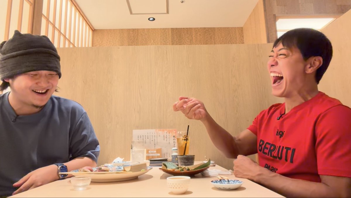 mine__chusuke's tweet photo. 【堀大輔vsプロ奢ラレヤー】　対談動画にて

堀大輔の言い訳グセをプロ奢ラレヤーが徹底分析してしまうwwwwwwwwwwwwwwwwwwwww

ーーーーーーーーーーーーーーーーーーーーーー

堀大輔
「だから、言い訳が多いとかっていうのにしても、もう、元々準備してるものを引き出し…出していくだけ、だから、ポンポンポンポン出てきて当然っていうか、で、それが言い訳上手いよねとかっていう、逃げ…逃げ方うまいよね。いや、そうじゃなくてって言う感じなんだけど、まぁいいかって笑」

プロ奢
「な…なんて言うんだろうなぁ、ただオレはこう今まで話してて、すっごく、聞かれてないのに、聞いてくるであろうことを説明しているなって思ってて〜」

堀大輔
「確かに。確かに。確かに。」

プロ奢
「それは外から見ると聞いてないから、焦ってるとか、言い訳してるって言う風に、多分なるんですよ。あの、聞いてないよっていう。」

堀大輔
「はーはーはーはー」

プロ奢
「ある種こう、人類に期待してるっていうかは、人類ってこれぐらい分かるよね、とか、人類って
これぐらい聞いてくるよねっていう、実態よりも他者に対してすごい大きく見てる気がする。」

堀大輔
「はい。」

プロ奢
「あぁ、他の人はそう思ってるに違いない、みたいな。」

堀大輔
「はいはいはいはいはい。」

プロ奢
「で、それは思ってるに違いないから、それに
も答えてあげなきゃ、みたいな素振りが、オレはグッとくるんすよ。ヘッヒャッヒャッヒャッヒャッヒャッヒャッヒャッヒャwwwwwwwwwwwwwwwwwww」

堀大輔
「ハハハハハハハwwwマジかぁwwwエハハハwwwグッと来るかぁw」

プロ奢
「聞いてないよォ、聞いてないよォってwハハハハハwwwwwwww そうそう。ライブとかでも、それ聞かれてないのに教えてくれるんだ、みたいなのを、足してってくれるじゃないですか。」

堀大輔
「はぃん」

プロ奢
「それってなんか、堀大輔の中のインナー人
類っていうか、想像上の人類って、これぐらい分かってるし、これぐらい聞いてくるし、これぐらいを思って言ってきてるよねっていうのが、多分どんどん肥大化してって〜」

堀大輔
「なるほどなるほど。」

プロ奢
「そうすると、そいつに答えてあげなきゃいけないから、外から見ると、いや、こいつそんなこと考えてないって！みたいなことを答えちゃってるから〜」

堀大輔
「はぁ〜（感心）」

プロ奢
「そのクセはね、ちょっと、考えるものがある。」

堀大輔
「確かに〜」

プロ奢
「すごい魂が剥き出しになっていいなって。」

堀大輔
「ハハハハハwwwwwwwwだから炎上するのかぁ」

プロ奢
「そう！あのね、でもこれは別に、一般的にみんな多かれ少なかれあるんですよ。」

堀大輔
「まーまーまーまー」

プロ奢
「もちろん、だって、聞かれたことだけを答えてたら怒られちゃうじゃないですか。でも基本的には、範囲ってもんがあって、たとえば仕事によって変わると思うんですよ。

顧客がどういう属性の人かによって、おばちゃんがクレームかけてくるんだったら、多分言ってないことを汲み取ってあげないと、さらなるクレームになるし、だけど、仕事ができるビジネスマンとかだったら、言われたことを返した方がいい。それ以上は返さない方が、向こうをリスペクトしてるってことになるし。」

堀大輔
「はぃん。たしかに。」

プロ奢
「なんか、これがその、堀大輔の世界で、なんかものすごくなんだろう。まぁ、ある種期待だし、ただある種その、なんて言うんだろうな。他者をこう、区分してないっていうか〜」

堀大輔
「そうそうそう。」

プロ奢
「なんか堀大輔の世界にはなんか、他者が存在しないのかなって思う。なんかその、もしも堀大輔が質問した時はどう思ってるか？みたいな。」

堀大輔
「あー、はいはいはいはいはい。」

プロ奢
「その人がこういう属性で、こういう人だから、こう！じゃなくて、もし俺が聞く立場だったら、こういうことを思って聞いてるな、で答えてる気がしてて〜」

堀大輔
「あー、なるほどなぁ〜」

プロ奢
「その後の10ラリーぐらいを想像して、それに事前に答えてる、みたいな。そうすると、たぶん周りからすると、何だコイツ！になるんじゃないかとwヘッハッハwwwwww」

堀大輔
「確かに確かに」

プロ奢
「聞いてないし。なんだ？何をそんなめちゃくちゃペラペラ喋ってんだ？っていう。予防線に見えるんすよ。外から見ると〜（ツリーに続く）

↑堀大輔をイラつかせずにコレを伝えられる人、かなり貴重だと思うぞ。

これがプロ奢の実力。

他人に説教をし、何故か感謝をされて、何故か奢られてしまう男。
