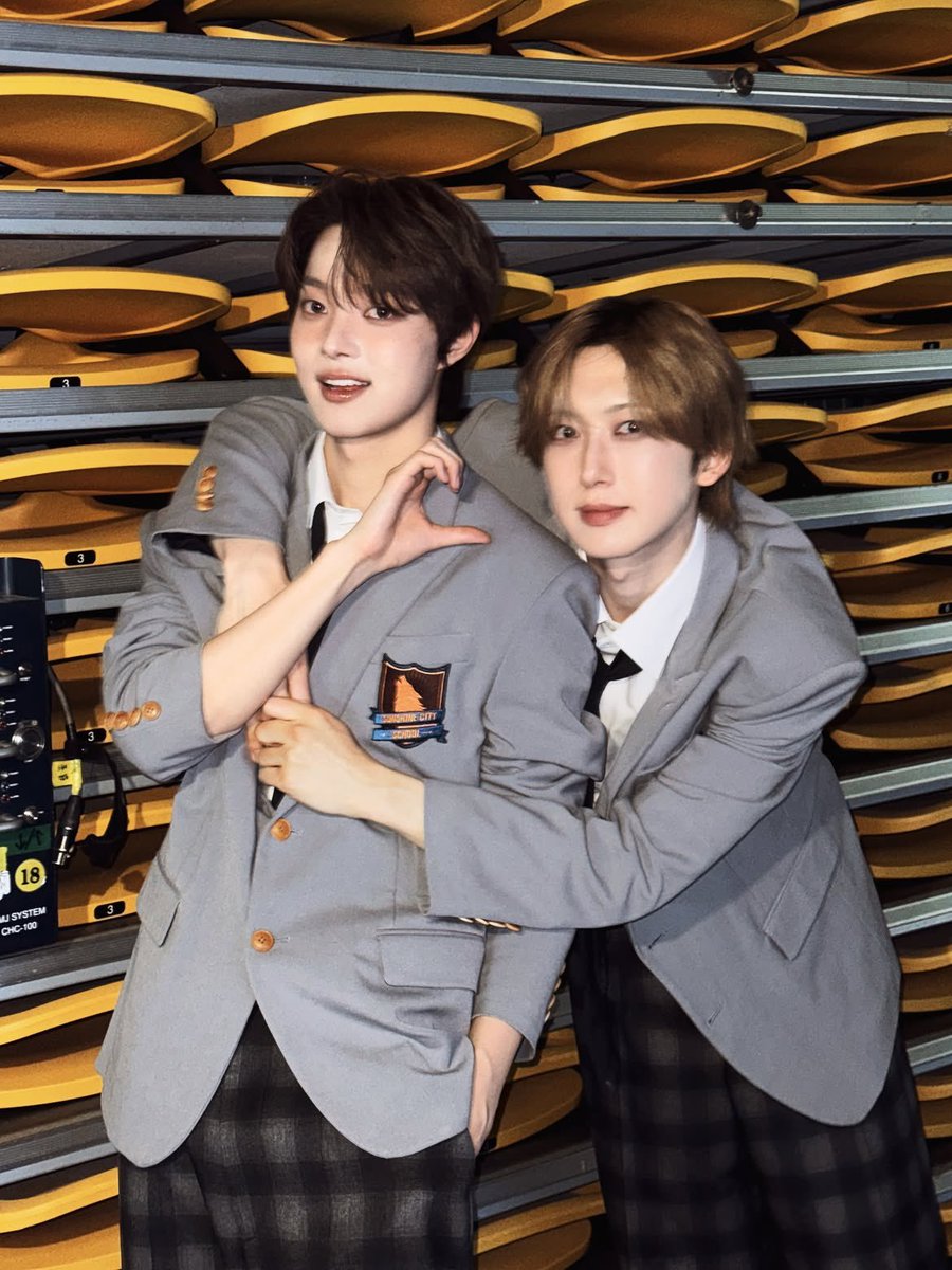 nekozjuu's tweet photo. these pics feel so warm...i love you my leaderz 🤎🫶🏼 https://t.co/z3CbgxYqxU